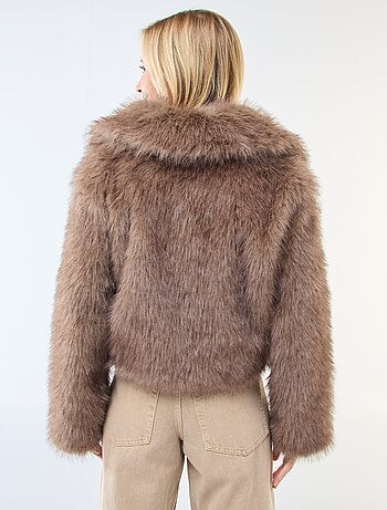 Blusão curto efeito de pelo