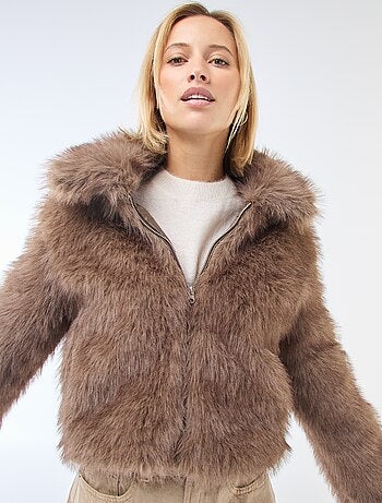 Blusão curto efeito de pelo