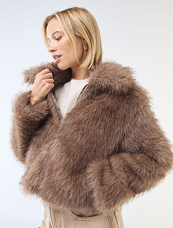 Blusão curto efeito de pelo