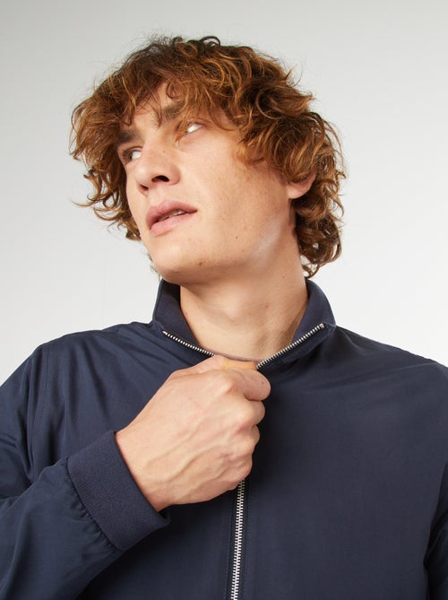 Blusão curto liso com fecho 'Produkt' - Kiabi