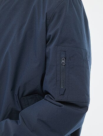 Blusão estilo aviador com bolso com fecho no braço