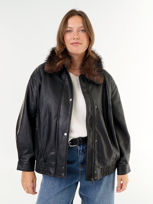Blusão oversize de imitação de pele com gola de pelo sintético amovível - Kiabi Blusão oversize de imitação de pele com gola de pelo sintético amovível - Kiabi