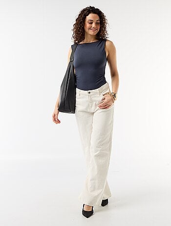 Body com costas decotadas e joia dourada