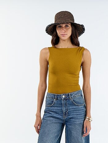 Body com costas decotadas e joia dourada