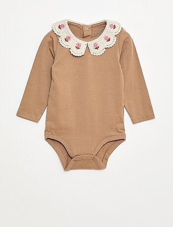 Body em malha jersey com gola Claudine bordada