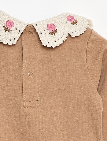 Body em malha jersey com gola Claudine bordada