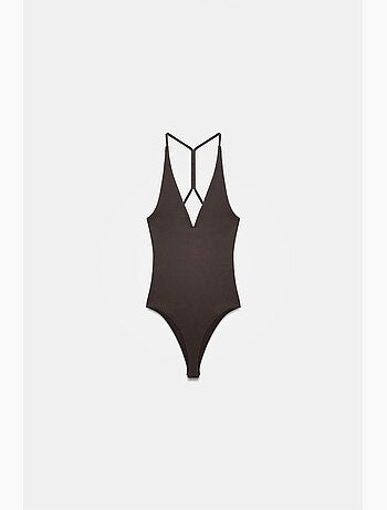 Body slim fit com recortes e decote halter dilvin
