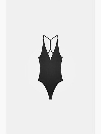 Body slim fit com recortes e decote halter dilvin