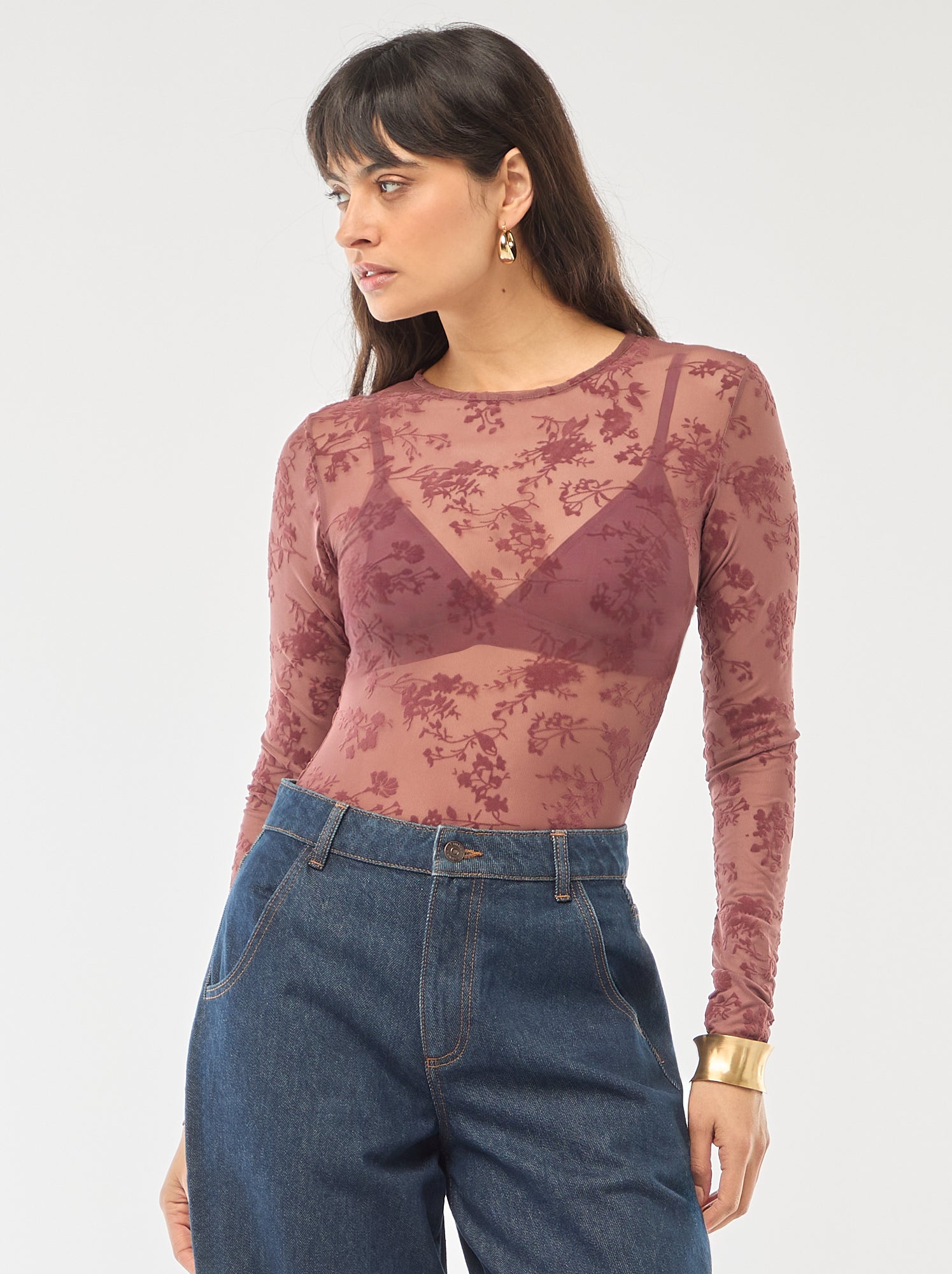 Body transparente com flores em veludo