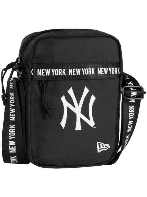 Bolsa de Ombro Masculina New Era NY Preta com Alça Ajustável - Kiabi Bolsa de Ombro Masculina New Era NY Preta com Alça Ajustável - Kiabi