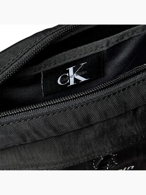 Bolsa Tiracolo Masculina Calvin Klein Jeans Bold Preta - Kiabi Bolsa Tiracolo Masculina Calvin Klein Jeans Bold Preta - Kiabi