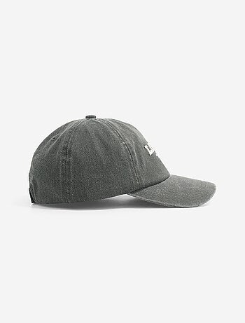 Boné ajustável com velcro