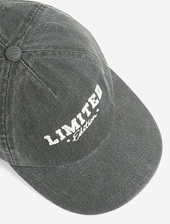 Boné ajustável com velcro