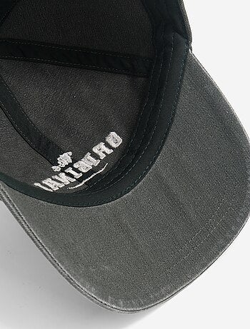 Boné ajustável com velcro