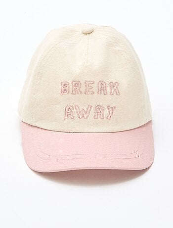 Boné bordado em tecido