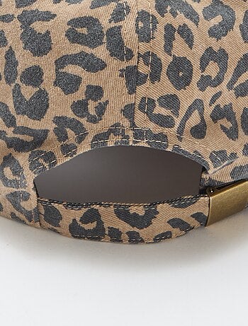 Boné com estampado de leopardo