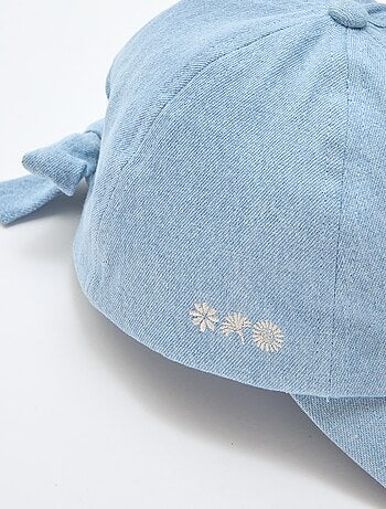 Boné com laço fantasia na base