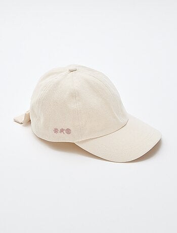 Boné com laço fantasia na base