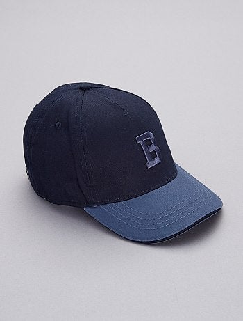 Boné com letra bordada - Kiabi