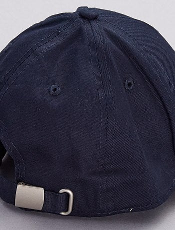 Boné com letra bordada - Kiabi