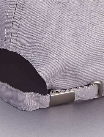 Boné com letra bordada - Kiabi