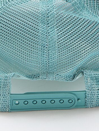 Boné com rede e bordado à frente