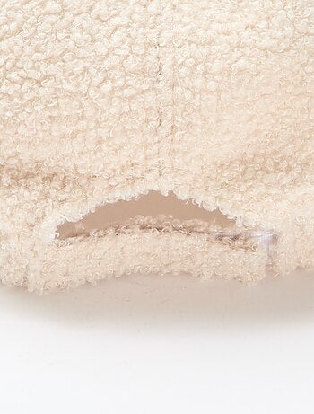 Boné efeito pele de carneiro liso