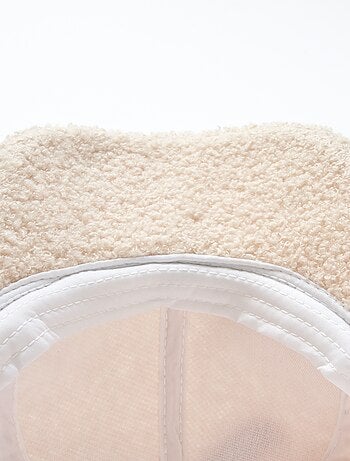 Boné efeito pele de carneiro liso