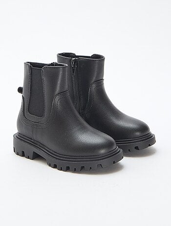 Botas justas em imitação de couro