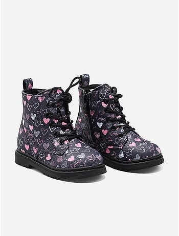 Botas com detalhe em forma de coração