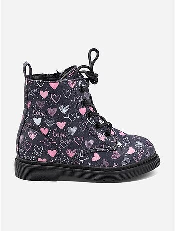 Botas com detalhe em forma de coração