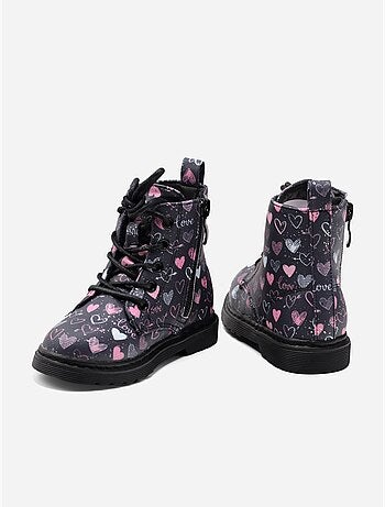 Botas com detalhe em forma de coração