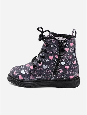 Botas com detalhe em forma de coração