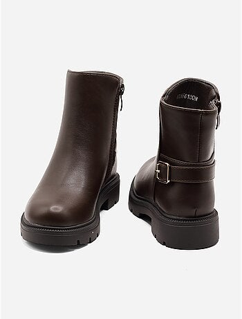 Botas com fivela de ardilão