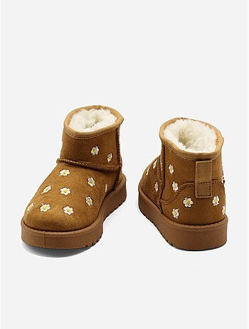 Botas com motivos florais