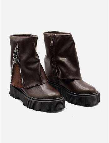 Botas com sola dentada