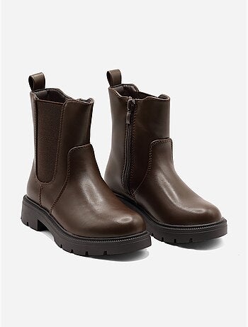 Botas com sola dentada