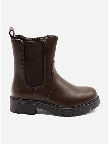 Botas com sola dentada