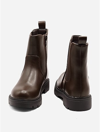 Botas com sola dentada