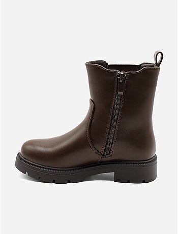 Botas com sola dentada