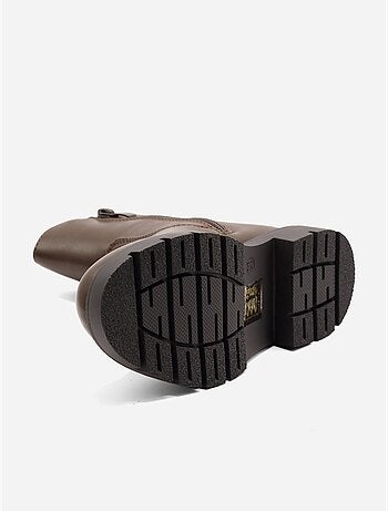 Botas com sola dentada