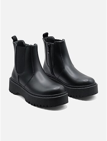 Botas com sola dentada