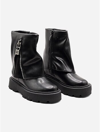 Botas com sola dentada