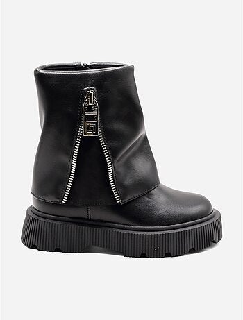 Botas com sola dentada