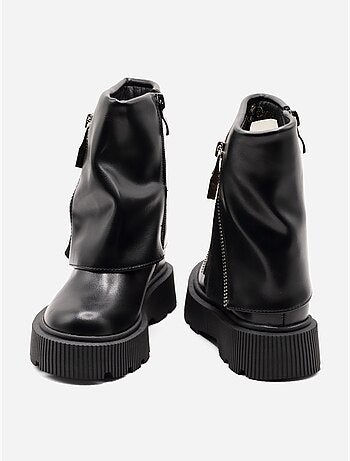 Botas com sola dentada