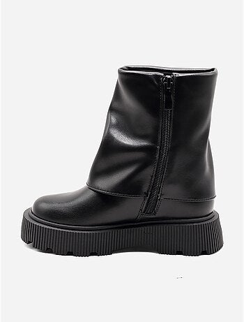Botas com sola dentada