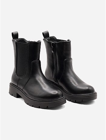 Botas com sola dentada