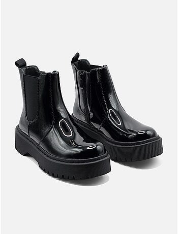 Botas com sola dentada