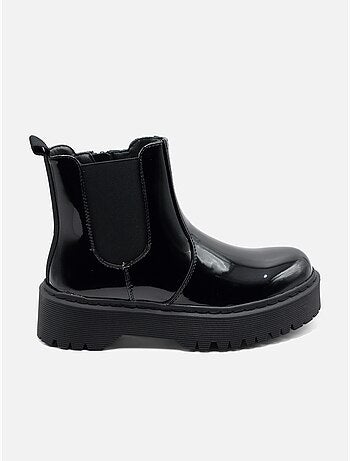 Botas com sola dentada