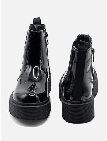 Botas com sola dentada